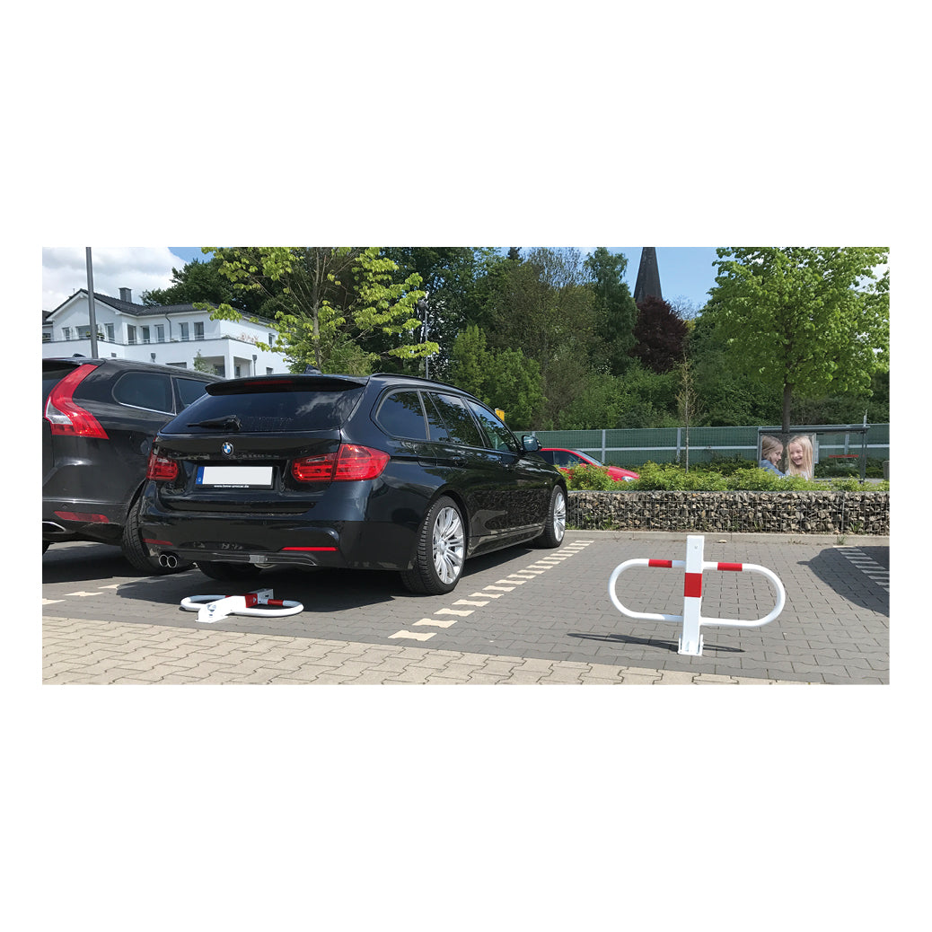 Parkplatzsperre 3, H = 500 mm, B = 800 mm, zum Aufschrauben, umlegbar, Dreikantverschluss, verzinkt, rote Streifen R1
