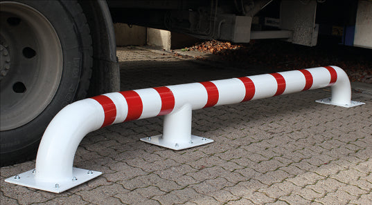 LKW-Einfahrhilfe zum Aufdübeln, verzinkt und rot-weiss, Einfahrtswinkel 15°, 1 x rechts. ø 159 mm Rohr. 3000 x 305 x 180 mm. Gewicht 75 kg