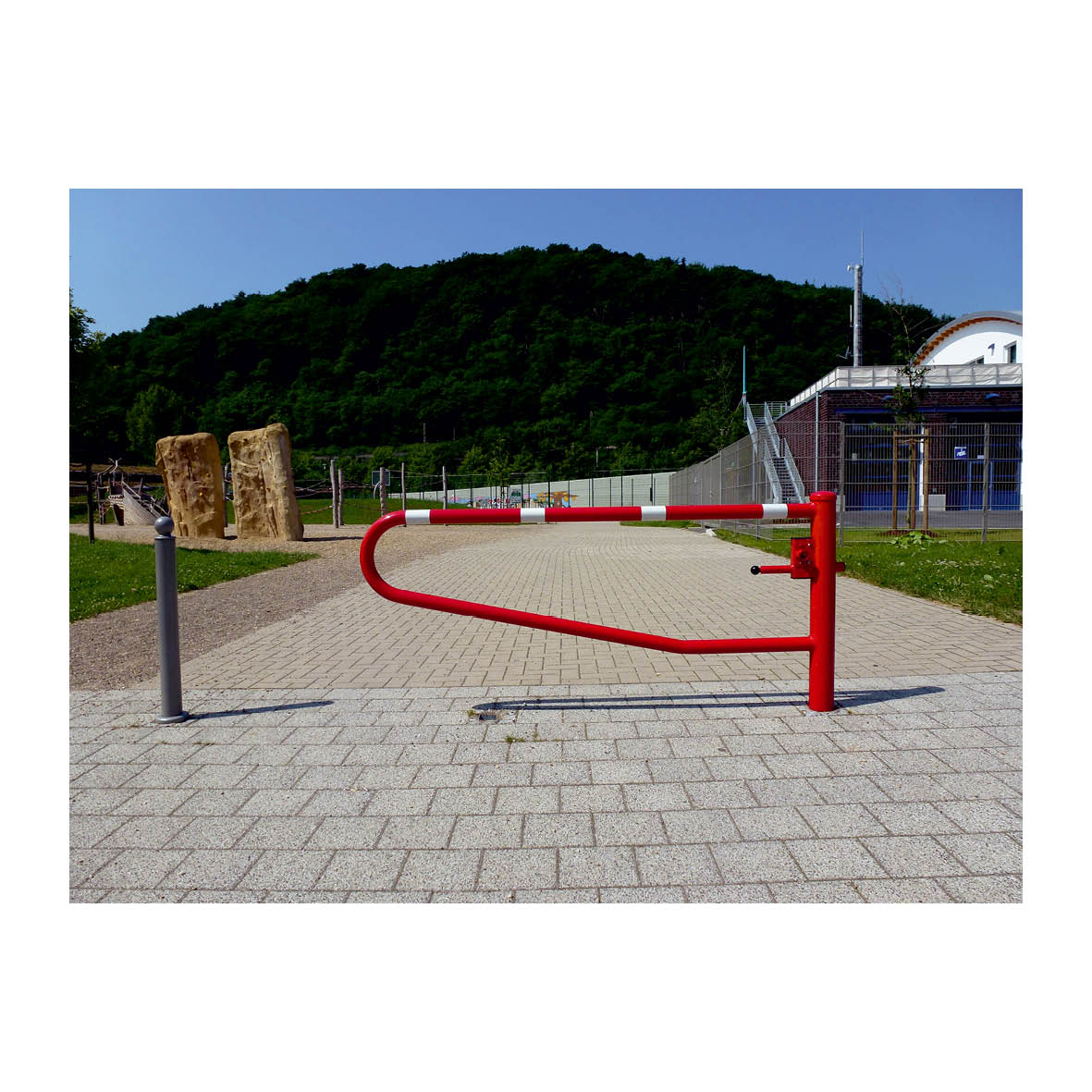 Drehbare Gatterschranke, 250 cm, für Vorhängeschloss, verzinkt, Säule aus Stahlrohr ø 102 mm, Höhe 950 cm über Erdreich, in 90° Schritten drehbar. 40 kg