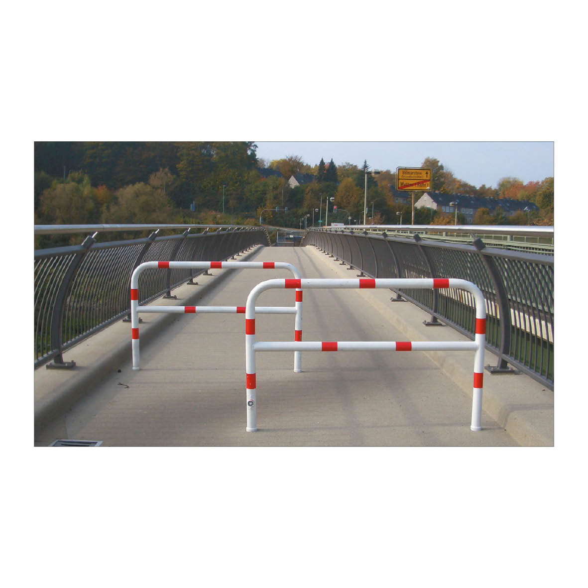 Wegsperre herausnehmbar, drehbar mit Dreikantschliessung. Stahlrohr ø 60 mm, feuerverzinkt/weiss und 2 Bodenhülsen. 1000 mm Überflur. Breite 1000 mm. 16.5 kg