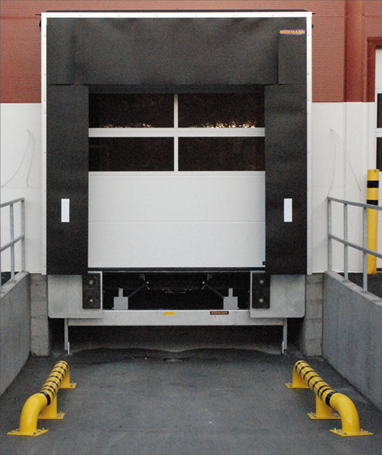 LKW-Einfahrhilfe zum Aufdübeln, verzinkt und gelb-schwarz, Einfahrtswinkel 15°, 1 Set beinhaltet 1 x links und 1 x rechts. ø 159 mm Rohr. 3000 x 305 x 180 mm. Gewicht 150 kg.