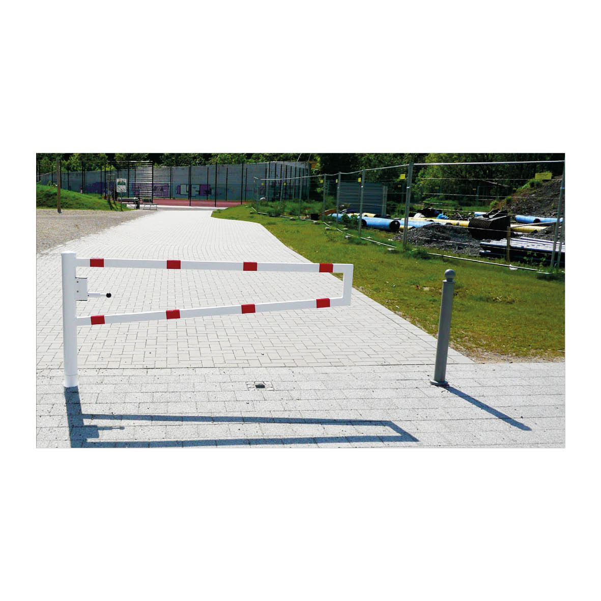 Drehbare Wegsperre, 150 cm, Vorhängeschloss, Säule aus Stahlrohr ø 102 mm, Höhe 950 cm über Erdreich, feuerverzinkt, weiss pulverbeschichtet mit reflektierenden roten Streifen, in 90° Schritten drehbar. 32 kg