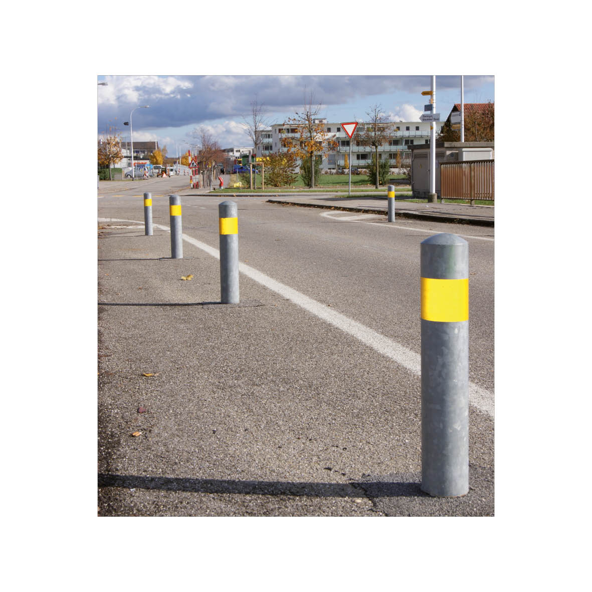 Absperrpoller 127, zum Einbetonieren, verzinkt mit gelben reflektierenden Streifen, H 900 mm