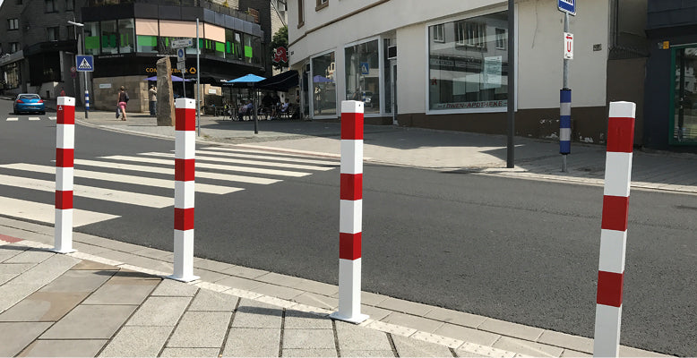 Absperrpfosten 70/70 mm, zum Einbetonieren, verzinkt, weiss, mit roten reflektierenden Streifen, 2 Ösen