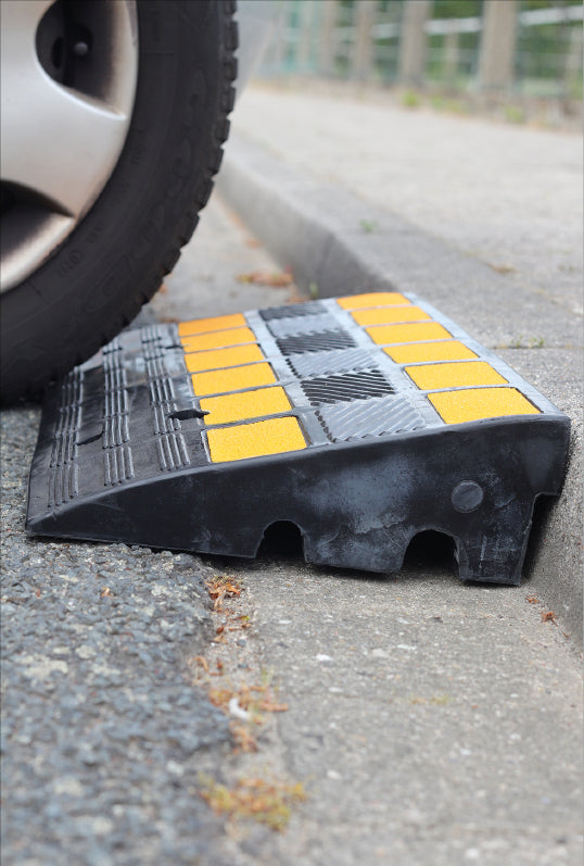 Bordsteinrampe Gummi, B/T/H 60/36/H15 cm, mit Reflektoren, 20 kg