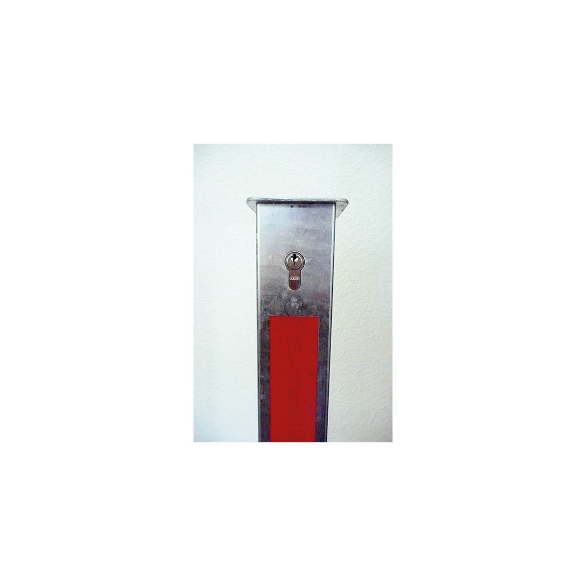 Absperrpfosten 70/70 mm versenkbar, mit Sicherheitsschliessung und Bodenrohr, verzinkt und weiss beschichtet mit roten reflektierenden Streifen, H=900 mm über Flur