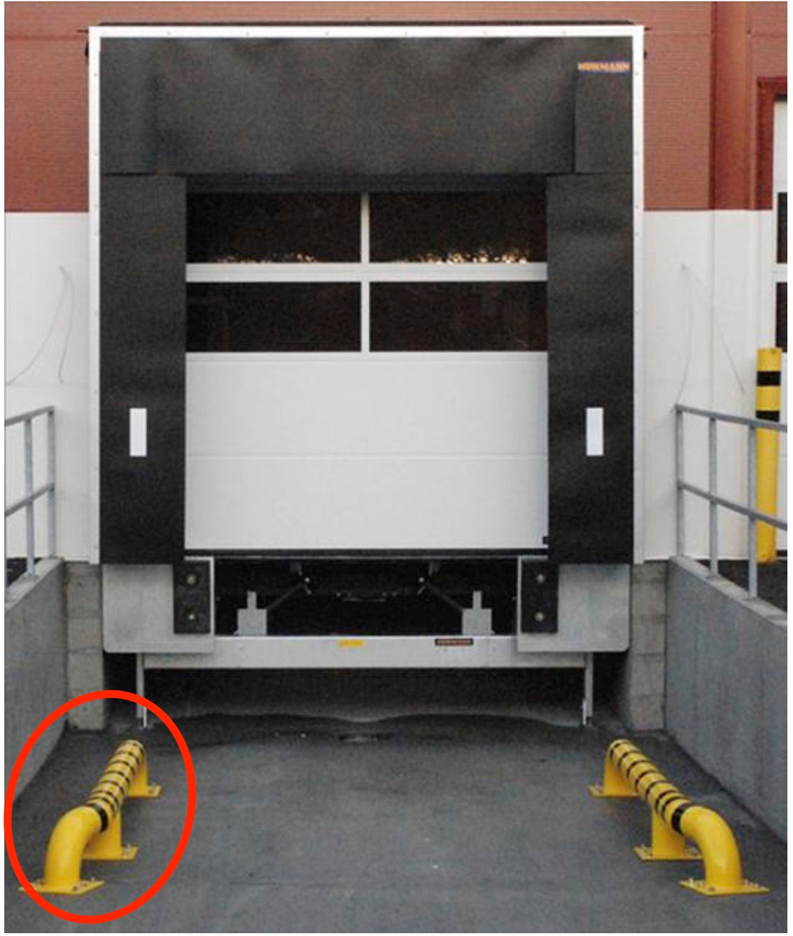 LKW-Einfahrhilfe zum Aufdübeln, verzinkt und gelb-schwarz, Einfahrtswinkel 15°, 1 x rechts. ø 159 mm Rohr. 3000 x 305 x 180 mm. Gewicht 75 kg.