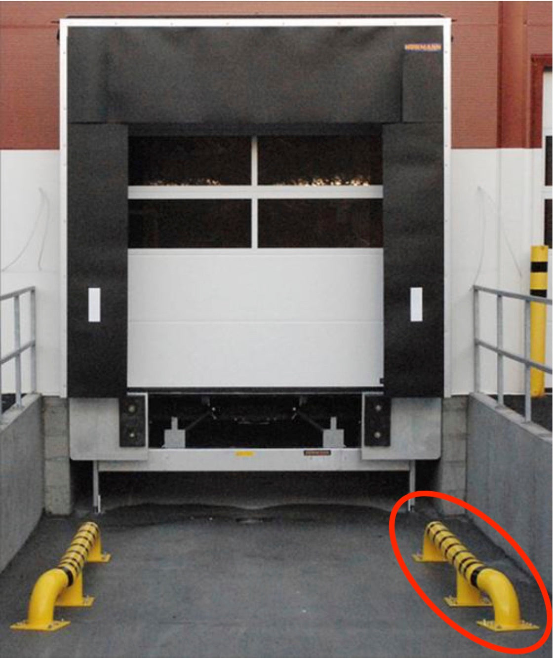 LKW-Einfahrhilfe zum Aufdübeln, verzinkt und gelb-schwarz, Einfahrtswinkel 15°, 1 x links. ø 159 mm Rohr. 6000 x 305 x 180 mm. Gewicht 100 kg.
