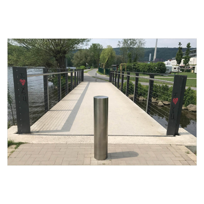 Edelstahlpoller, ø 204 mm, Herausnehmbar mit Bodenhülse, Dreikantschliessung, 900 mm